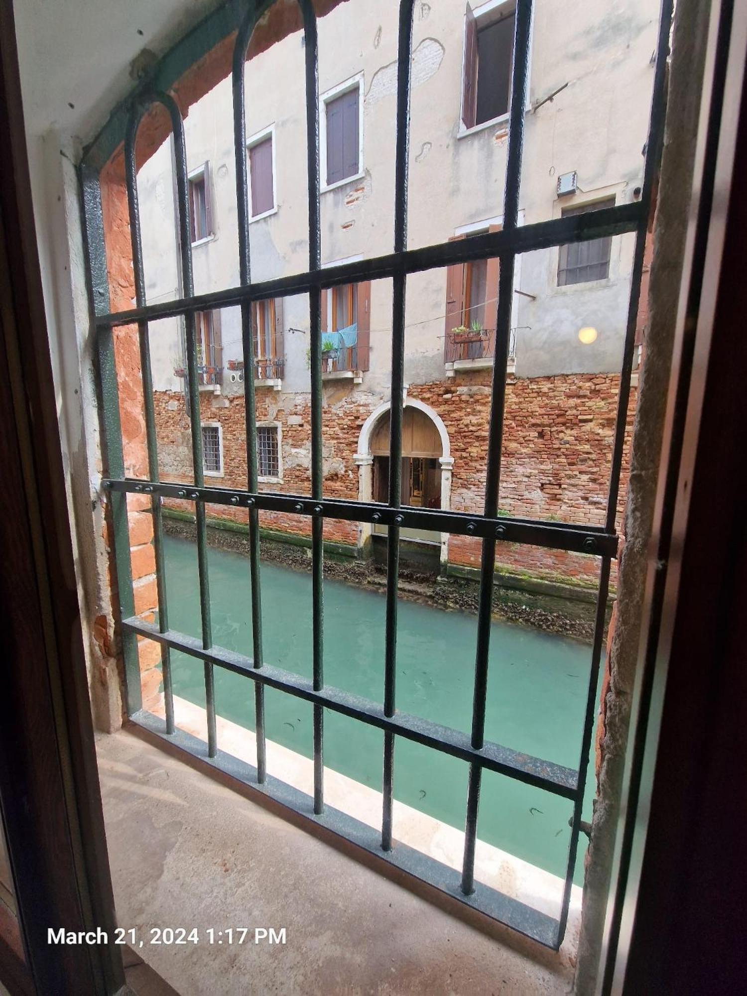 Canal Apartment *